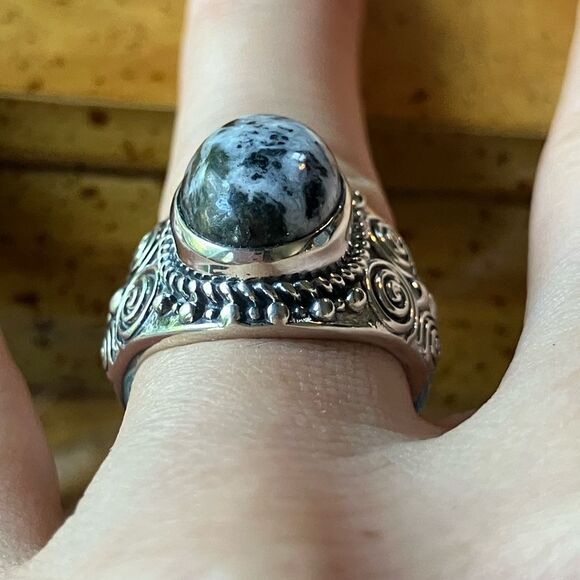 Genuine White Buffalo Sterling Silver Ring Size 7 - Picture 2 of 9